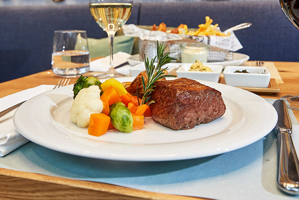 Steak mit Gemüse im Landgasthof Wellenberg in Mettendorf TG